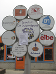 905810 Afbeelding van de 'sponsorboom' bij speeltuin De Duizendpoot bij de Wolfstraat te Utrecht.